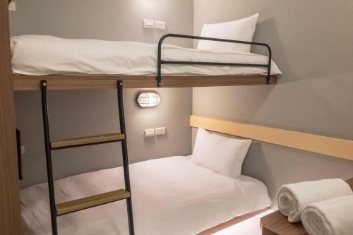 Postel nebo postele na pokoji v ubytování Divecube Hotel