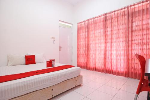 Postel nebo postele na pokoji v ubytování RedDoorz near Terminal Tirtonadi