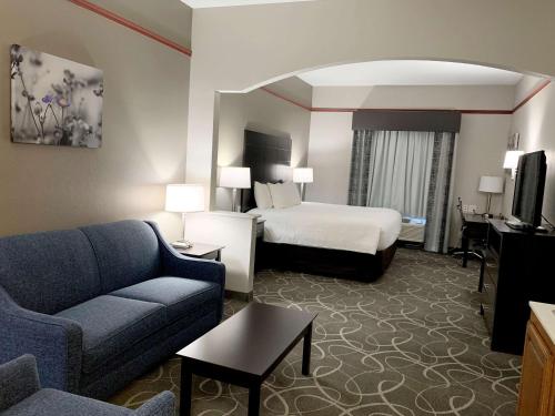 Habitación de hotel con cama y sofá en Best Western Limestone Inn and Suites, en Mexia