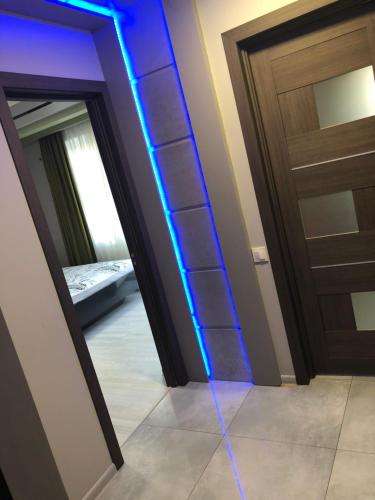 Zimmer mit einer Tür mit blauem Licht in der Unterkunft Люкс1 in Uschhorod