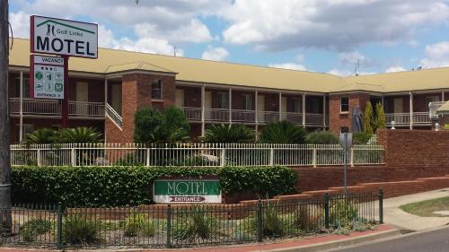 a motel sign in front of a building at Golf Links Motel in Tamworth