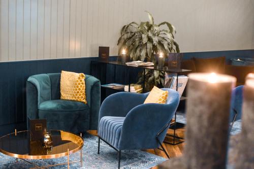 a waiting room with two chairs and a table at Dansaert Hotel in Brussels