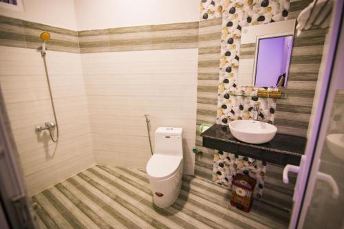 uma casa de banho com um WC e um lavatório em SUNNY HOTEL em Quy Nhon