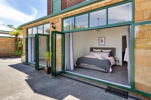 Gallery image of Deloraine Stone Cottage in Whangarei