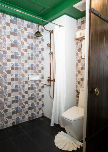 Ein Badezimmer in der Unterkunft Dhevi Bangkok Hotel
