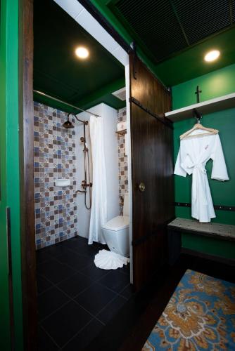 Ein Badezimmer in der Unterkunft Dhevi Bangkok Hotel