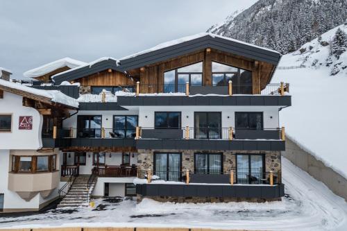 una casa en la cima de una montaña cubierta de nieve en A CASA Rubin Chalet & Studio Resort, en Sölden