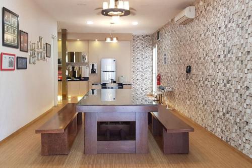 cocina con encimera y bancos en una habitación en One-8 Premium Villa, en Dayu