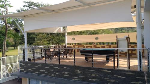 Balkón nebo terasa v ubytování One-8 Premium Villa