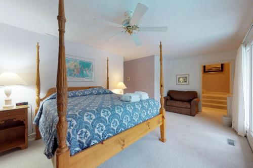 um quarto com uma cama com um edredão azul em Carolina Breeze em Hilton Head Island