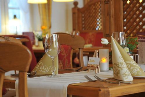 a table with glasses and napkins on top of it at Landhotel Voss im TalVital in Saalhausen