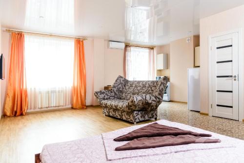 スィクティフカルにあるKosmos Apartmentsのリビングルーム(ベッド1台、椅子付)