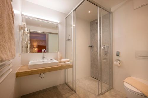  Appartementhaus Adlerblick -  Chambre  photo :   Tea/Coffee maker    Shower    Bath                           