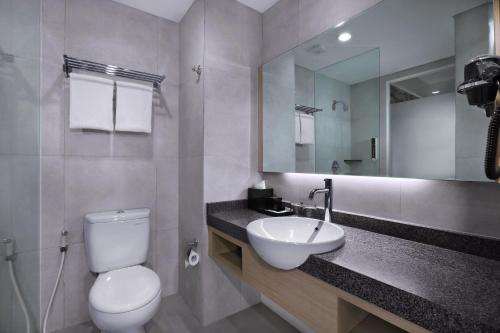 Kylpyhuone majoituspaikassa NEO+Waru-Sidoarjo by ASTON