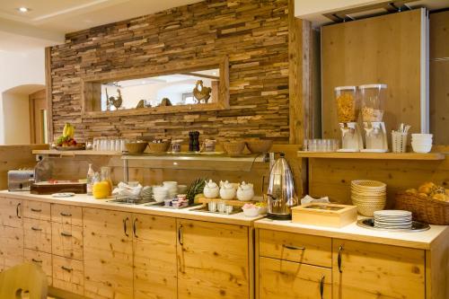 uma cozinha com armários de madeira e um espelho grande em Hotel-Gasthof Blaue Traube e.K. em Berching