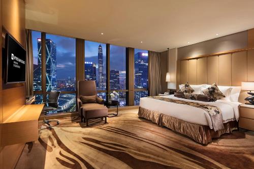 Кровать или кровати в номере Shenzhen Futian Wyndham Grand
