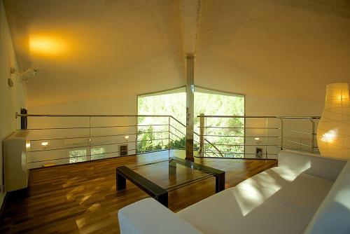 Una sala de estar con un sofá y una mesa de café. en Villa Narcis, en Alcudia