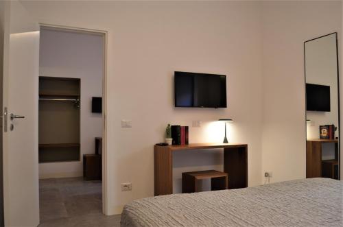 una camera con letto e TV a parete di i 26 Gradini Capri a Capri