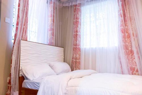 Postel nebo postele na pokoji v ubytování Serene Homes
