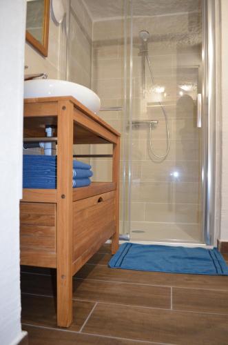 une salle de bain avec un lavabo et une douche dans l'établissement Les Troglos de l'Echeneau, à Vouvray