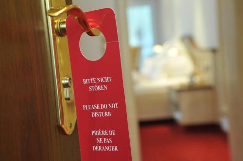 a red doorhandle with a sign on it at Landhotel Voss im TalVital in Saalhausen