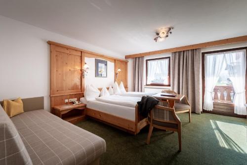 Säng eller sängar i ett rum på Hotel Alpenrose