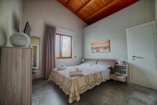 sypialnia z łóżkiem i oknem w obiekcie B&B A CASA DI ZIA LUISA w mieście Venticano