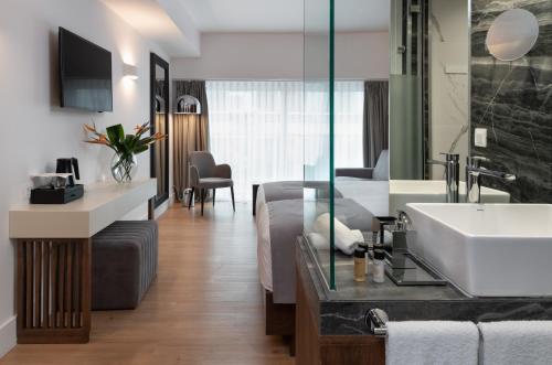 アテネにあるElia Ermou Athens Hotelのホテルのバスルーム(シンク、ベッド付)