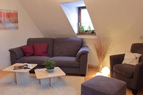 ein Wohnzimmer mit einem Sofa und einem Tisch in der Unterkunft Haus Kolmesfeld in Sensweiler