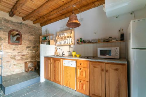 Η κουζίνα ή μικρή κουζίνα στο Casa de los Curas, chimenea 2 Hab 4 Pers Max