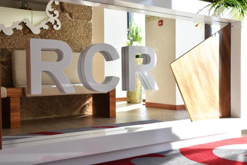 a store window with a large white rr sign at Hotel Rural Quinta das Quintães in Penafiel