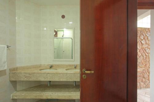 A bathroom at CASA MARAVILHOSA à BEIRA MAR EM ANGRA DOS REIS