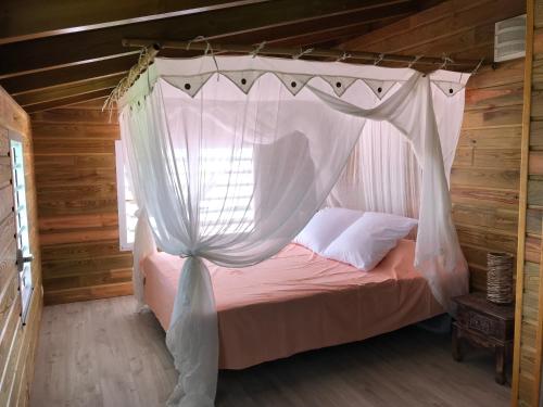 Ένα ή περισσότερα κρεβάτια σε δωμάτιο στο Villa neuve de standing en bois avec piscine