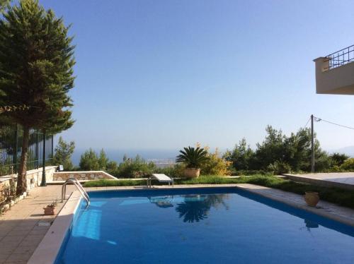 ネア・マクリにあるVilla Sevi with Private Pool and Sea Viewの庭の青い大型スイミングプール