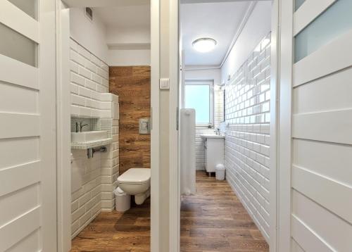 La salle de bains est pourvue de toilettes et d'un lavabo. dans l'établissement Apartament Nadmorski - NoclegiSopot, à Sopot