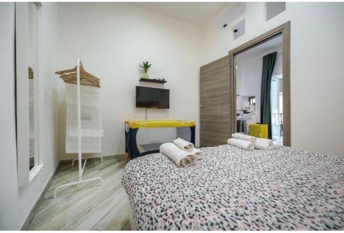 ナポリにあるA Casa di Marilùのベッドルーム1室(タオル付)