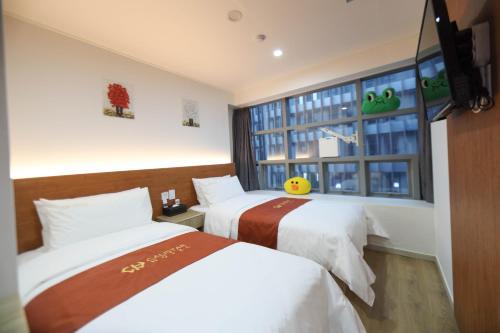 Tempat tidur dalam kamar di Calistar Hotel