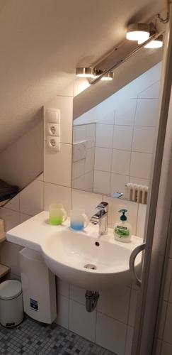 ein Bad mit einem Waschbecken und einem Spiegel in der Unterkunft zum Fischerhaus in Konstanz