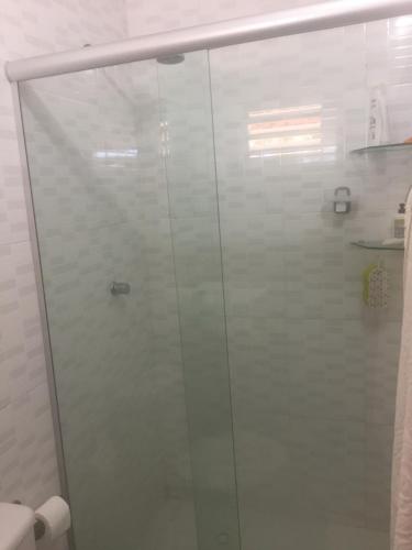 eine Dusche mit Glastür im Badezimmer in der Unterkunft Vista pro mar maravilhosa,Tibau-RN - INNOVA in Tibau
