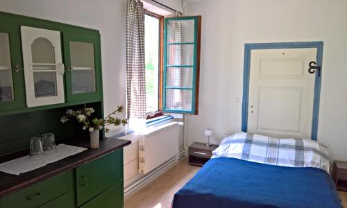 a bedroom with a bed and a sink and a mirror at Altes Pfarrhaus in Neuenkirchen auf Rugen