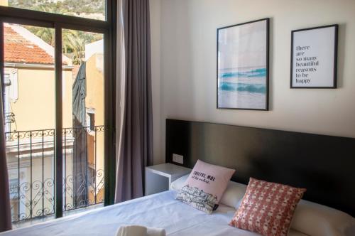 a bedroom with a bed and a balcony at SohoSuites Villavieja in Alicante