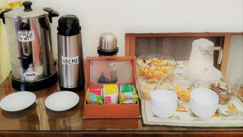 Una encimera con una cafetera y algo de comida. en Casa de Piedra, en Mina Clavero