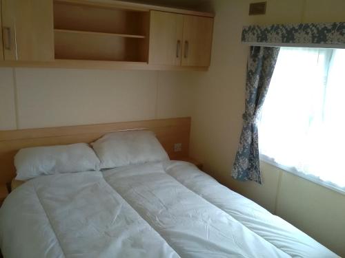 Ένα ή περισσότερα κρεβάτια σε δωμάτιο στο Caravan hire Winthorpe Skegness