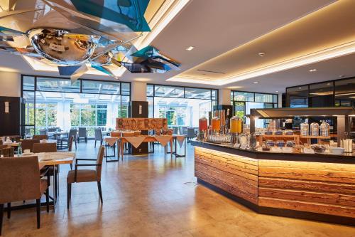 Un restaurante u otro lugar para comer en Hotel am Badersee