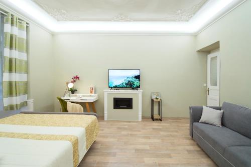 ein Wohnzimmer mit einem Bett und einem TV an der Wand in der Unterkunft Modern Apartment Navratilova 16 in Prag
