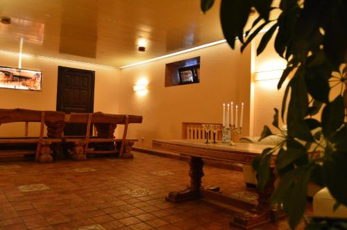 里加的住宿－Maza Kalna 27，一间房间,里面设有长凳和蜡烛