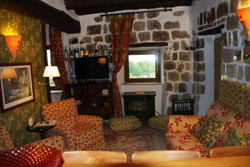 sala de estar con sofá y chimenea en La scaletta, en Bolsena