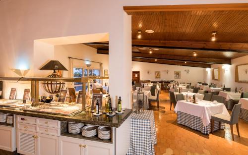 a restaurant with a dining room with tables and chairs at Parador de Ayamonte in Ayamonte