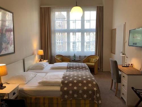 Un pat sau paturi într-o cameră la Hotel Fresena im Dammtorpalais