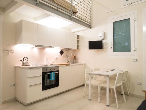 San Nicola Studio Apartments - Barivecchiaにあるキッチンまたは簡易キッチン